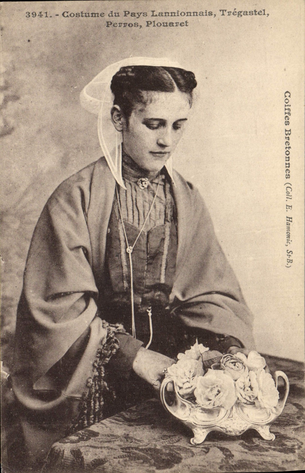 CPA Folklore Costume du pays Lannionnais Tregastel Perros Plouaret 