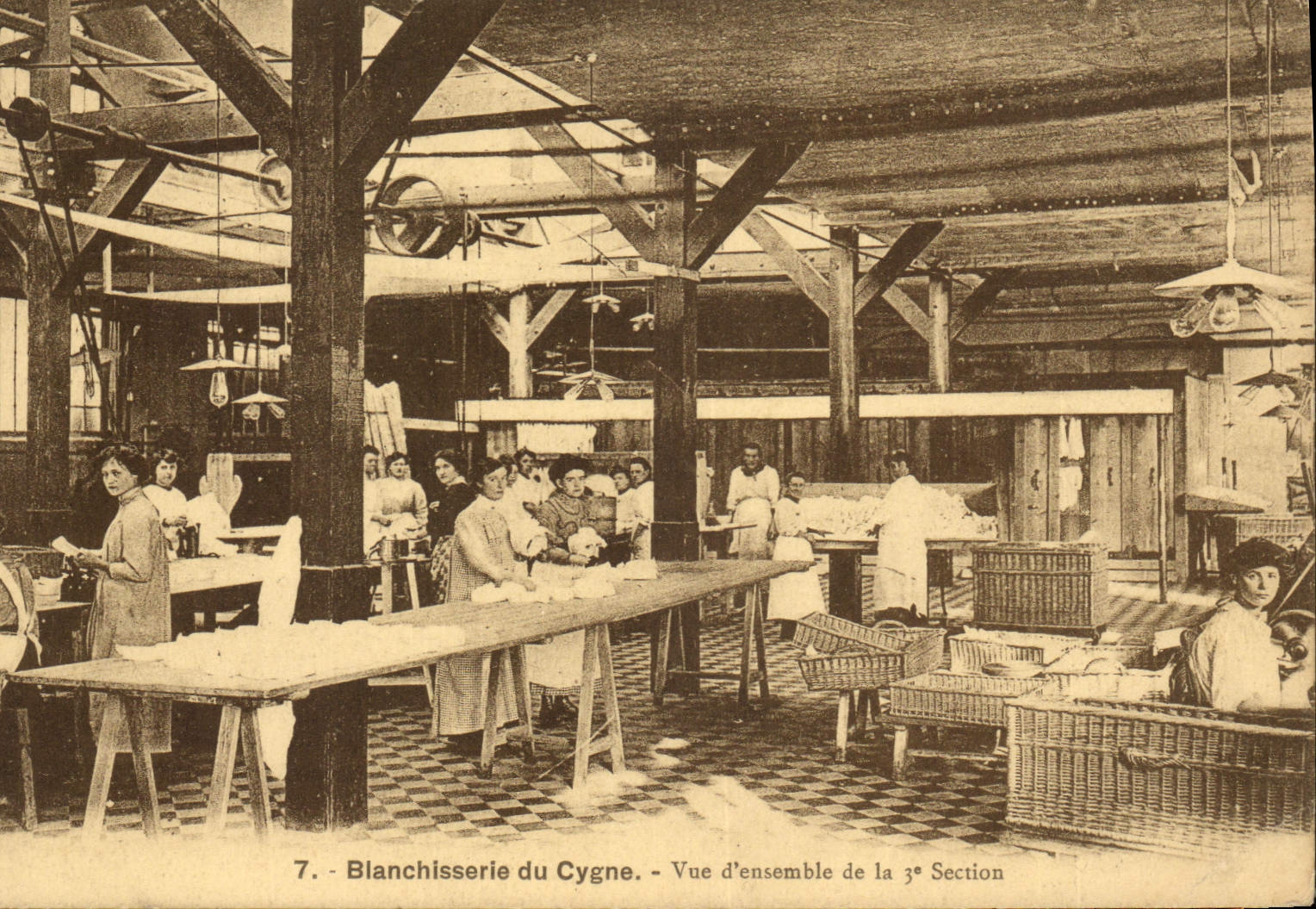 CPA Repassage Blanchissage Blanchisserie du cygne Vue d'ensemble de la 3eme section Boulevard Magenta Paris