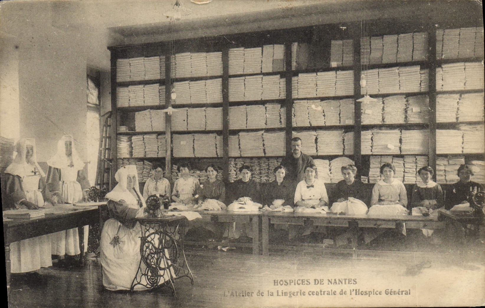 Postal Hospicios de Nantes el taller de la lencería central del Hospicio General