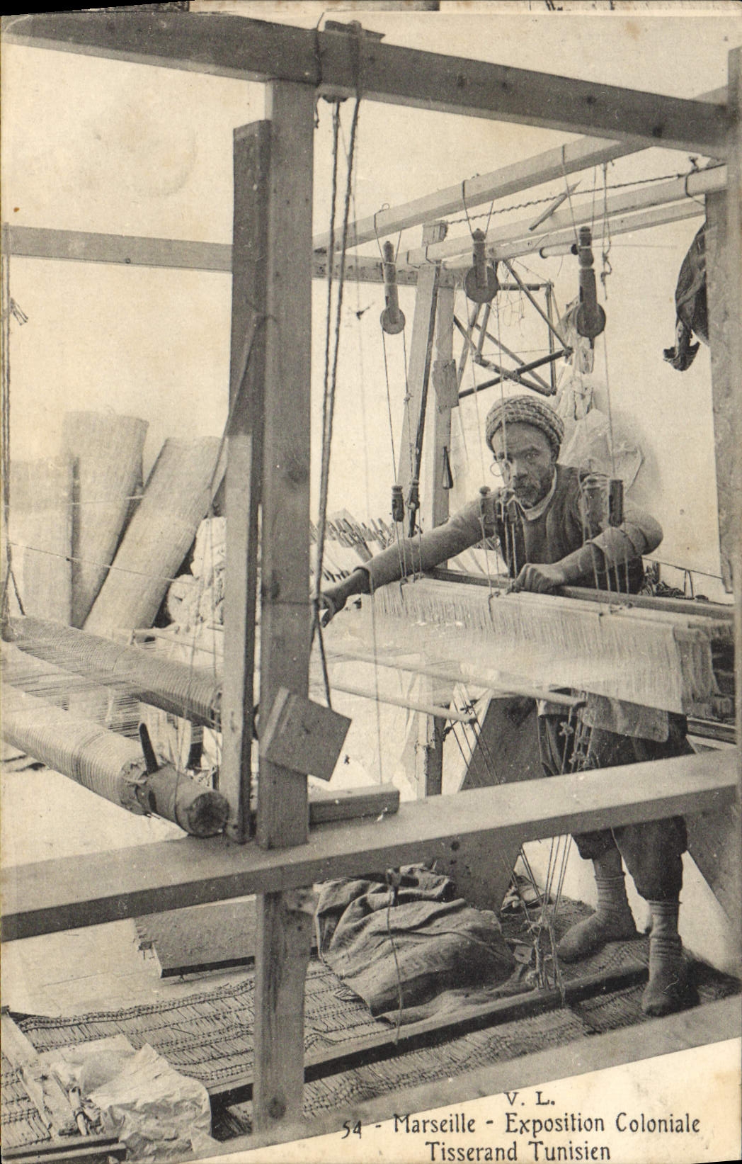 CPA Marseille Exposition coloniale Tisserand Tunisien 
