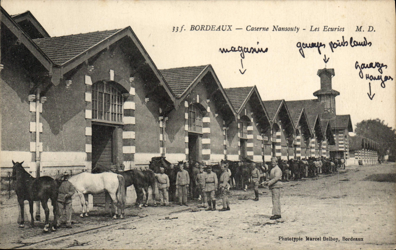 CPA Cheval Chevaux Hippisme Bordeaux Caserne Nansouty Les ecuries Militaria