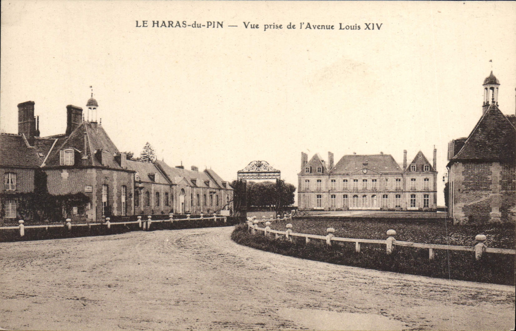CPA Cheval Chevaux Hippisme Le Haras du Pin Vue prise de l'avenue Louis XIV