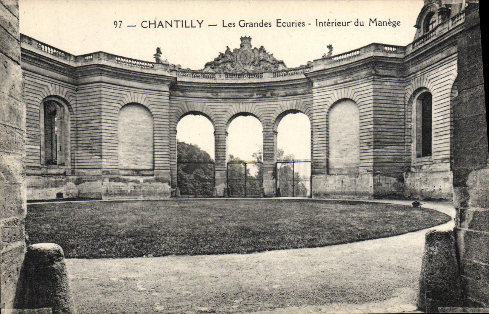 CPA Cheval Chevaux Hippisme Chantilly Les grandes ecuries Interieur du manege