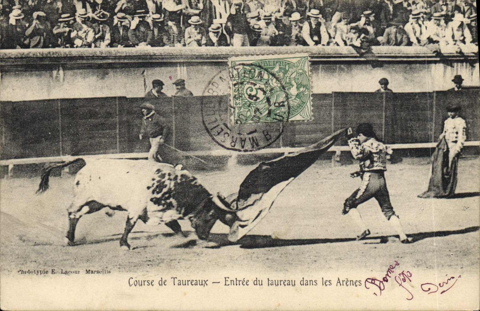 CPA Corrida Course de taureaux Entree du taureau dans les arenes 