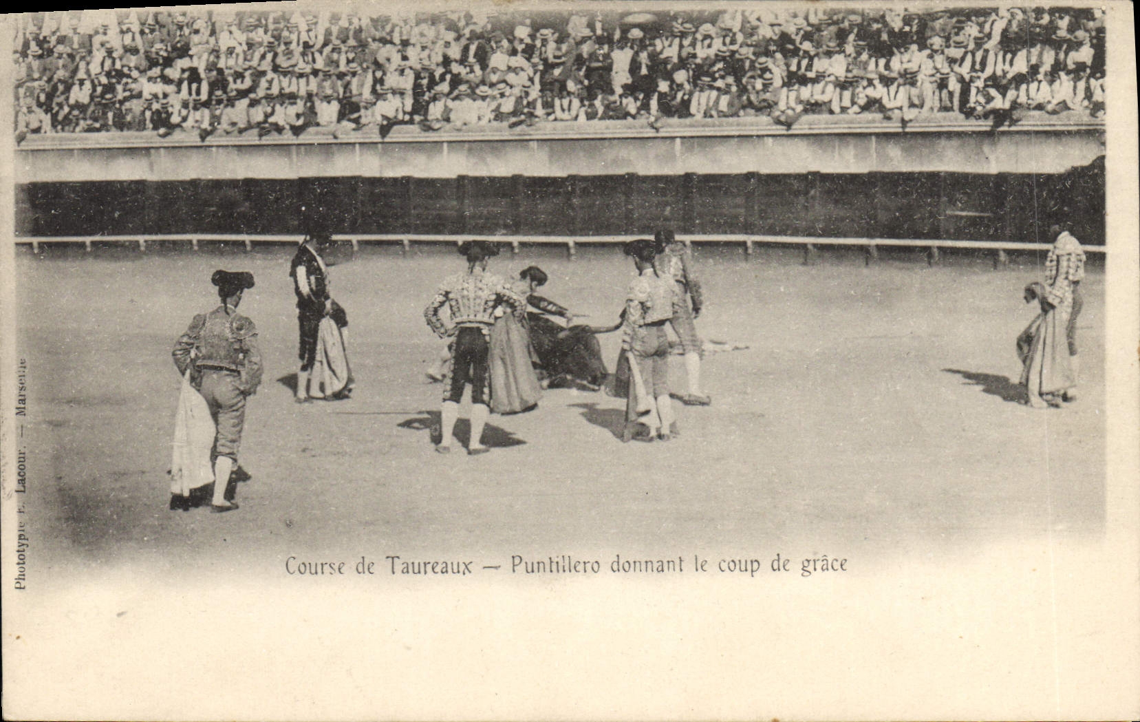 CPA Corrida Course de taureaux Puntillero donnant le coup de grace 