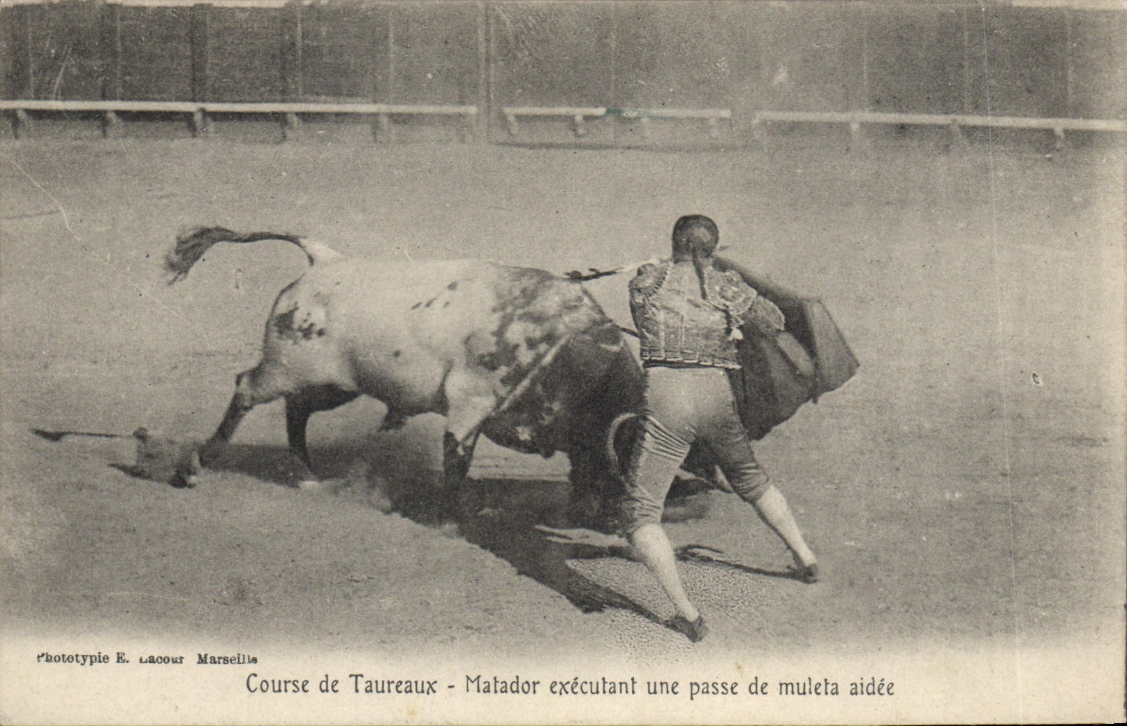 Postal Corrida Corrida de toros Matador que realizan un paso de muleta ayudado