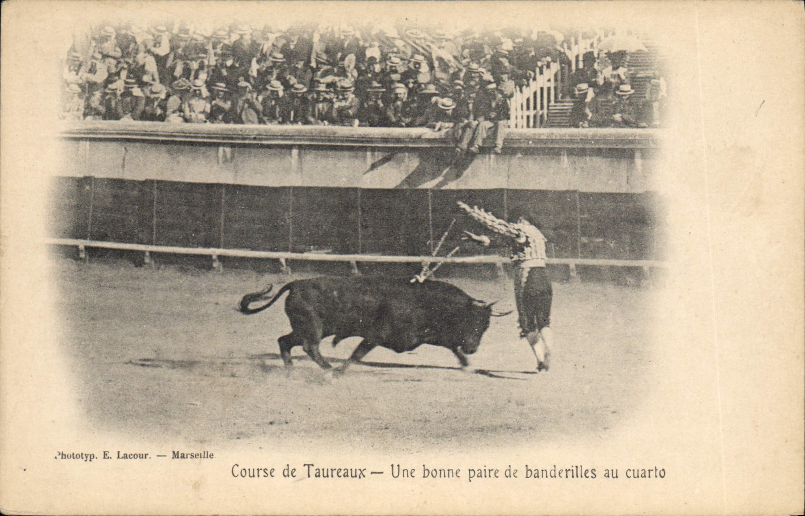 CPA Corrida Course de taureaux Une bonne paire de banderilles au cuarto 
