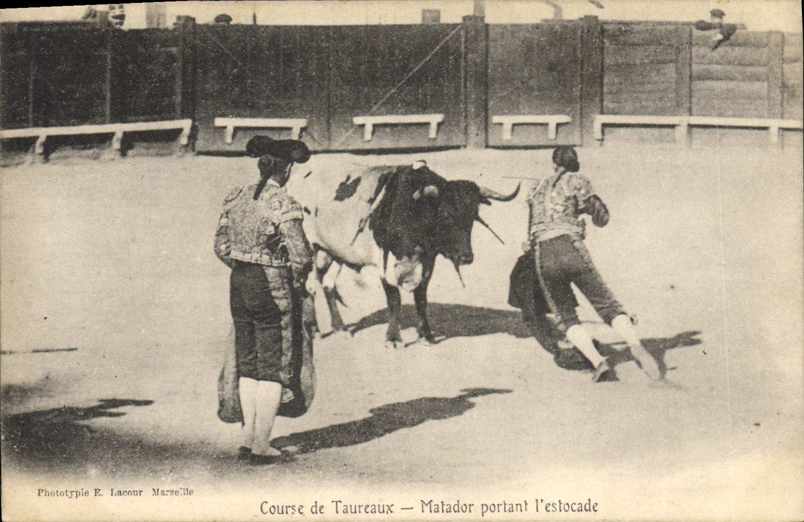 CPA Corrida Course de taureaux Matador portant l'estocade 