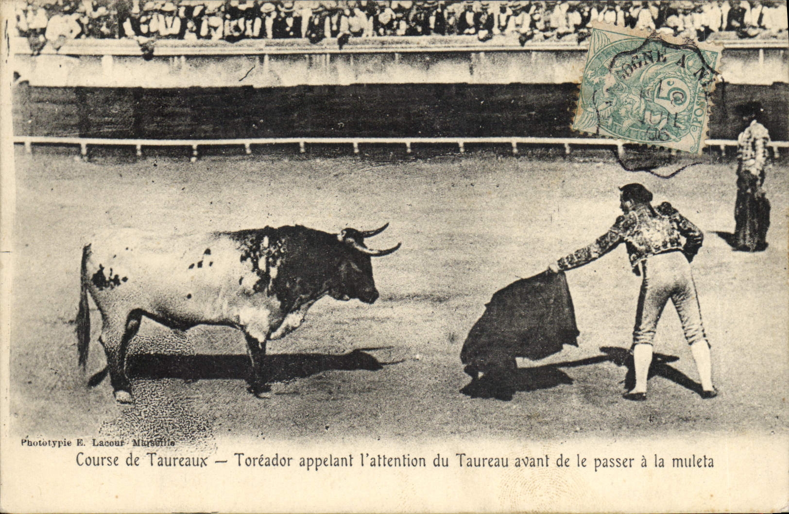 CPA Corrida Course de taureaux Toreador appelant l'attention du taureau avant de le passer a la muleta 