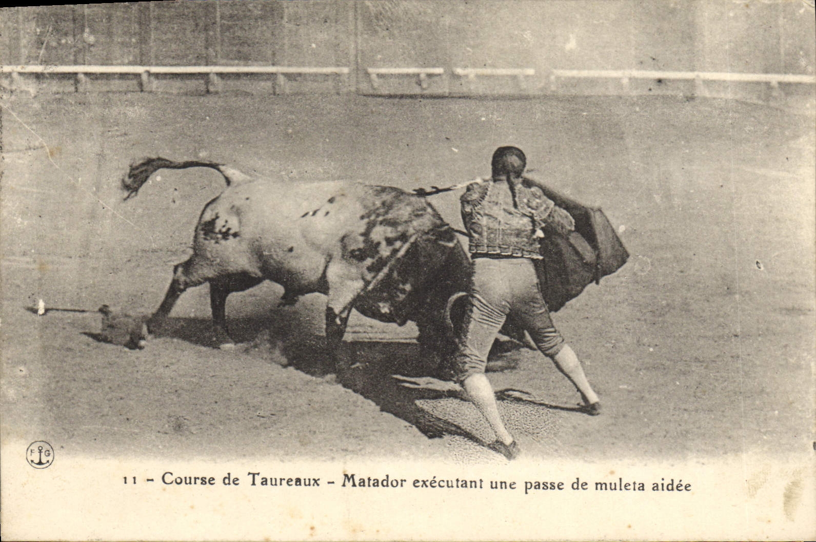 CPA Corrida Course de taureaux Matador executant une passe de muleta aidee 