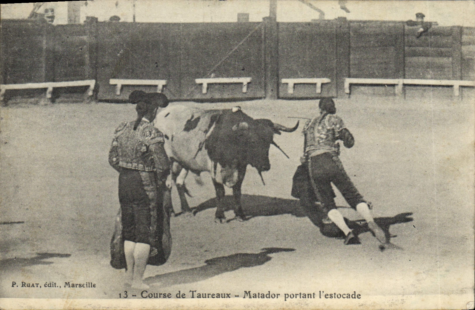 CPA Corrida Course de taureaux Matador portant l'estocade 
