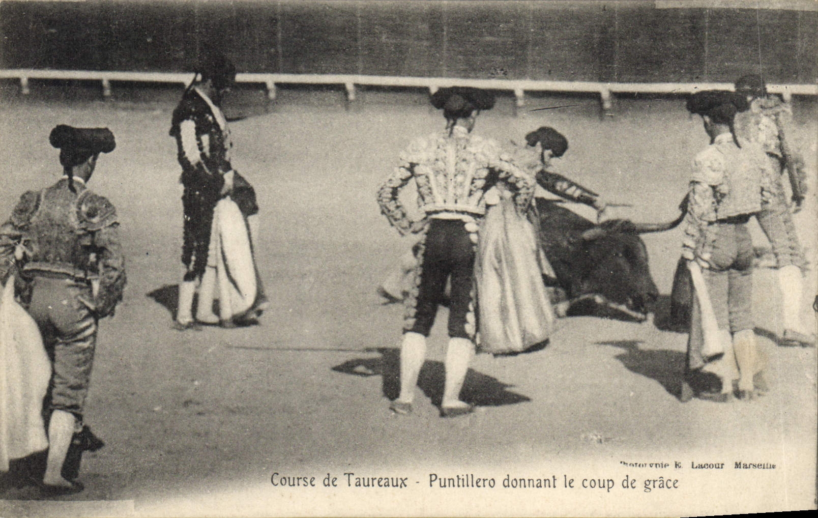 CPA Corrida Course de taureaux Puntillero donnant le coup de grace