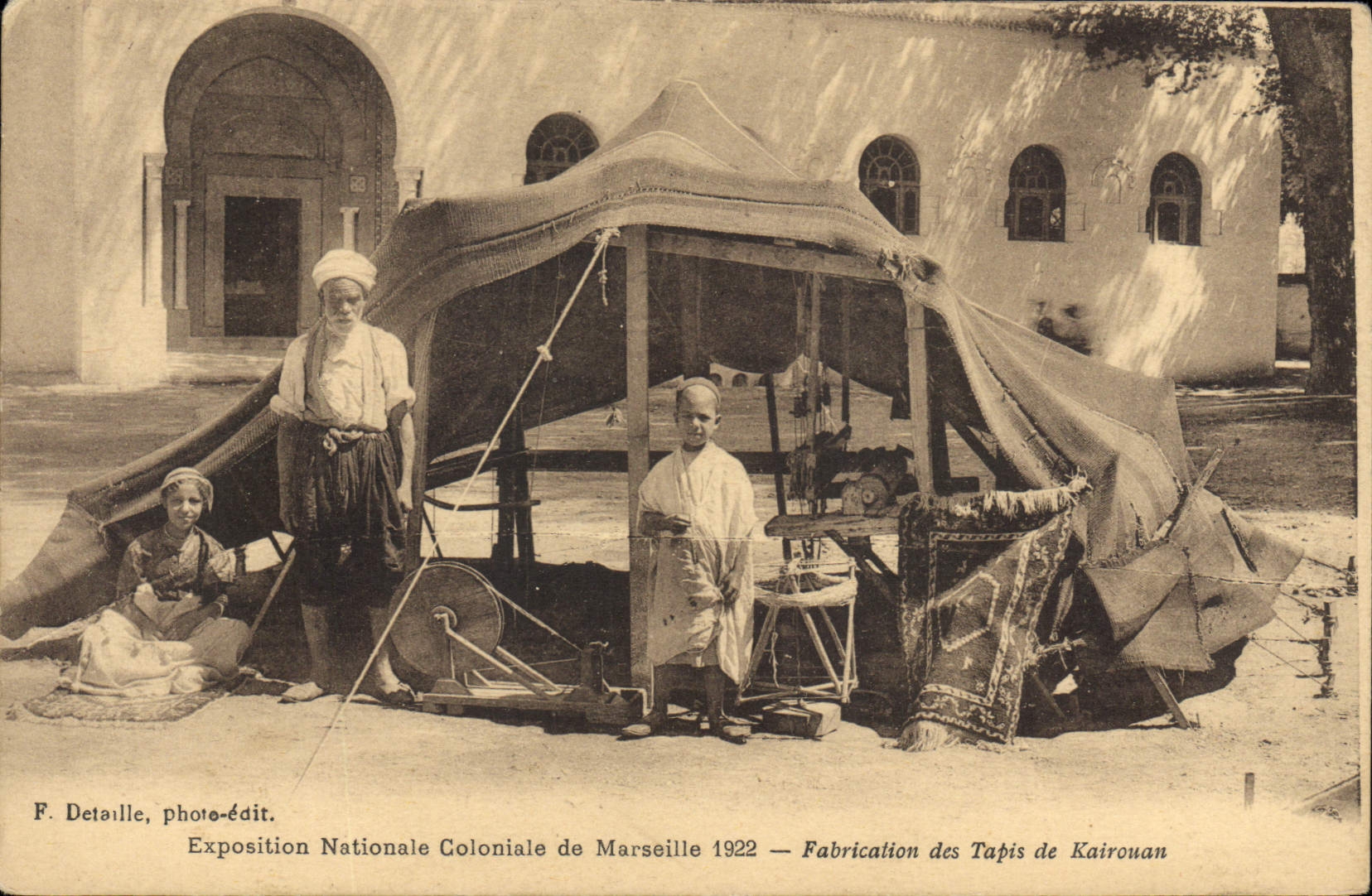 CPA Exposition Nationale Coloniale de Marseille 1922 Fabrication des tapis de Kairouan Tapisserie 