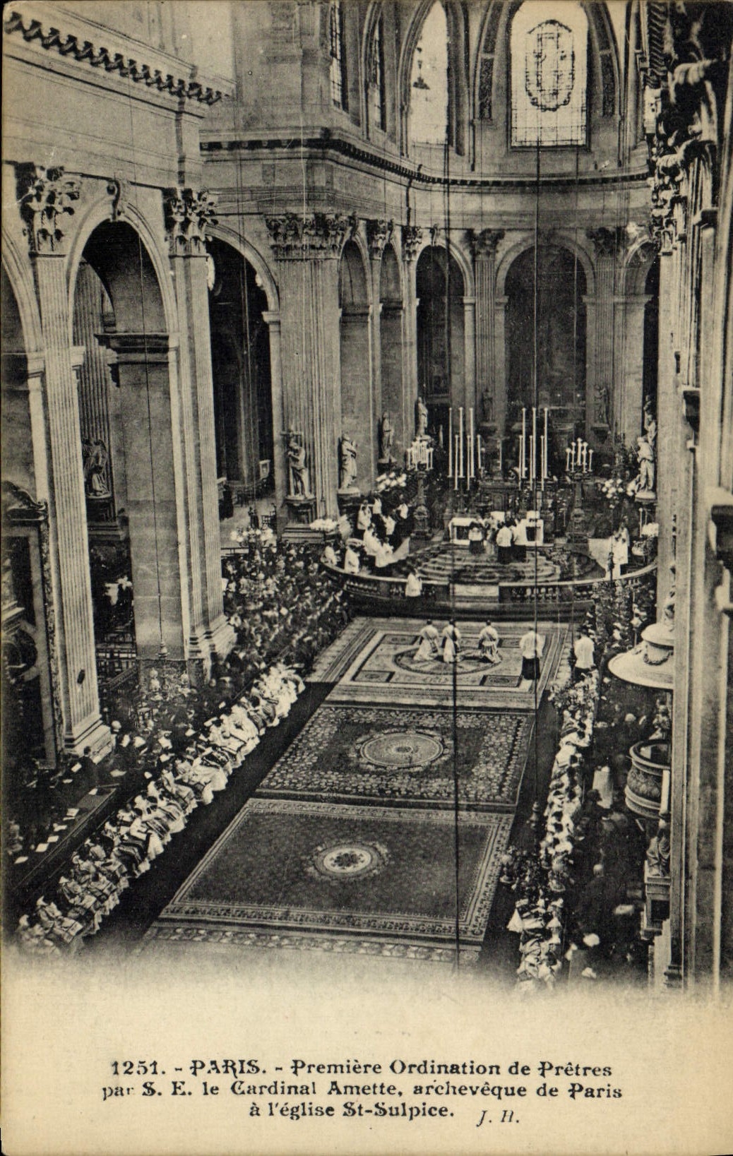 CPA Paris Premiere ordination de pretres par SE le cardinal Amette Archeveque de Paris a l'eglise St Sulpice Tapis Tapisserie
