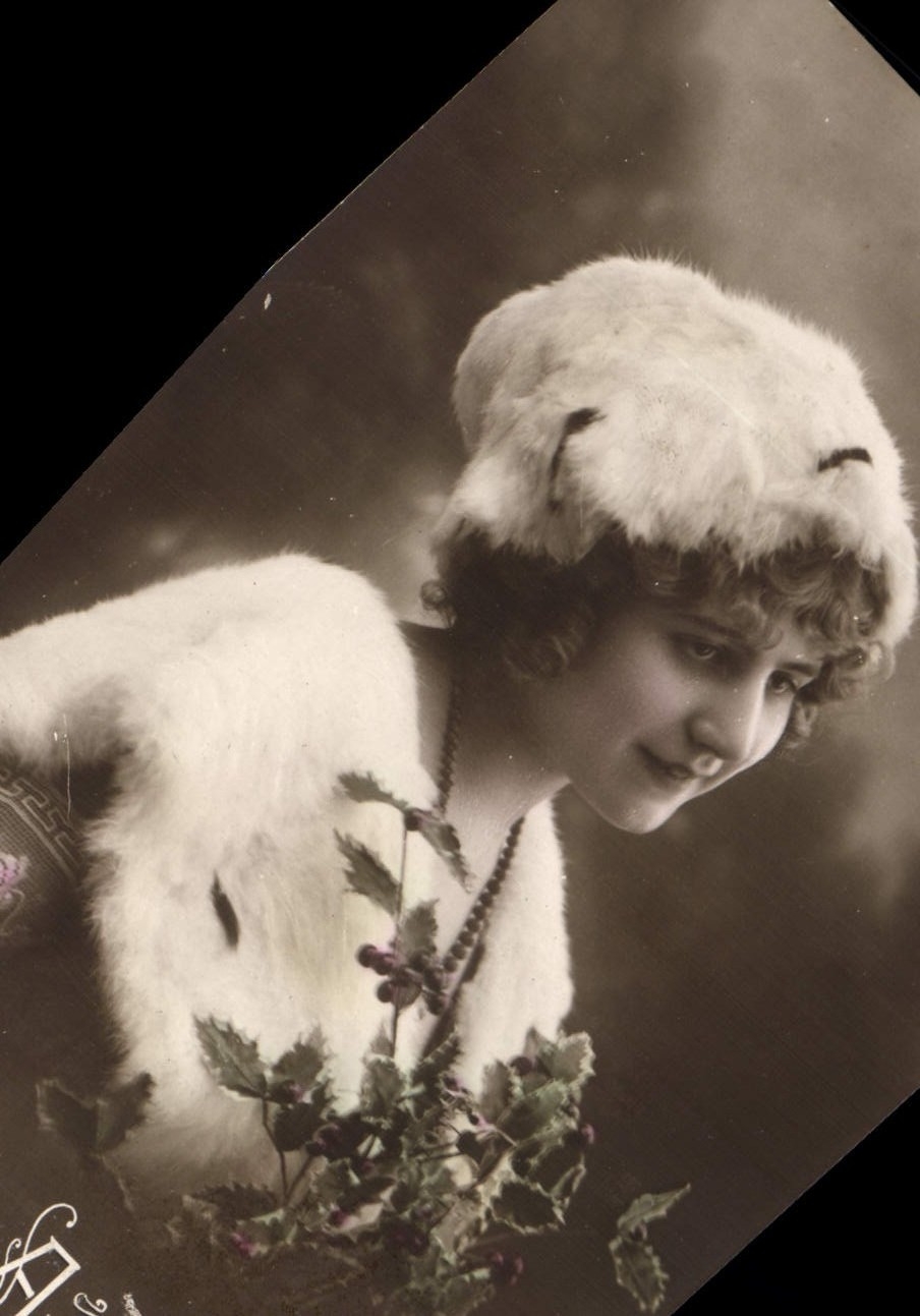 CPA Fantaisie Femme Fourrure 