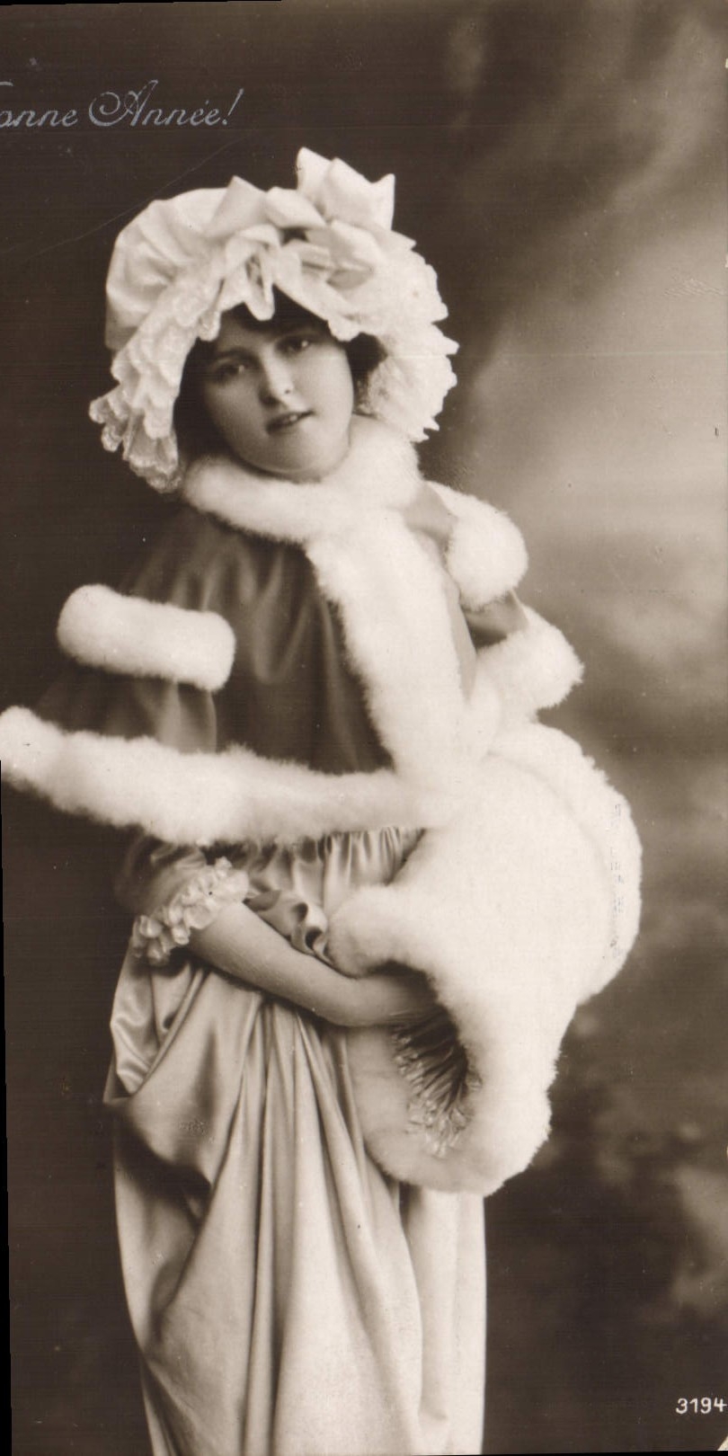 CPA Fantaisie Femme Fourrure 