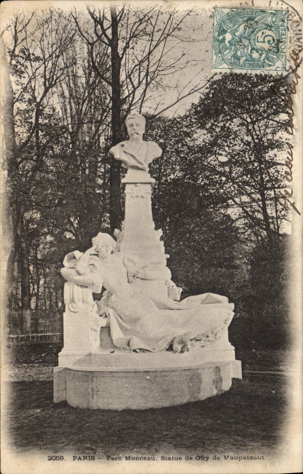 CPA Paris Parc Monceau Statue de Guy de Maupassant 