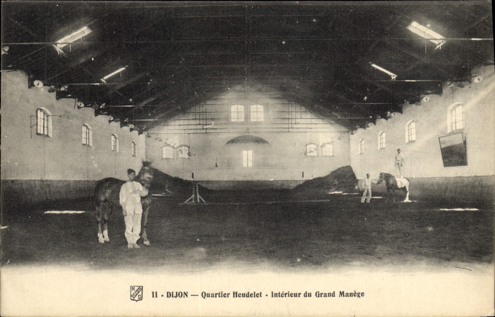 CPA Cheval Equitation Hippisme Dijon Quartier Heudelet Interieur du grand manege