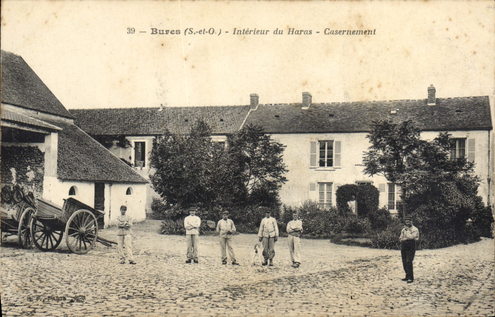 CPA Cheval Equitation Hippisme Bures Interieur du hars Casernement