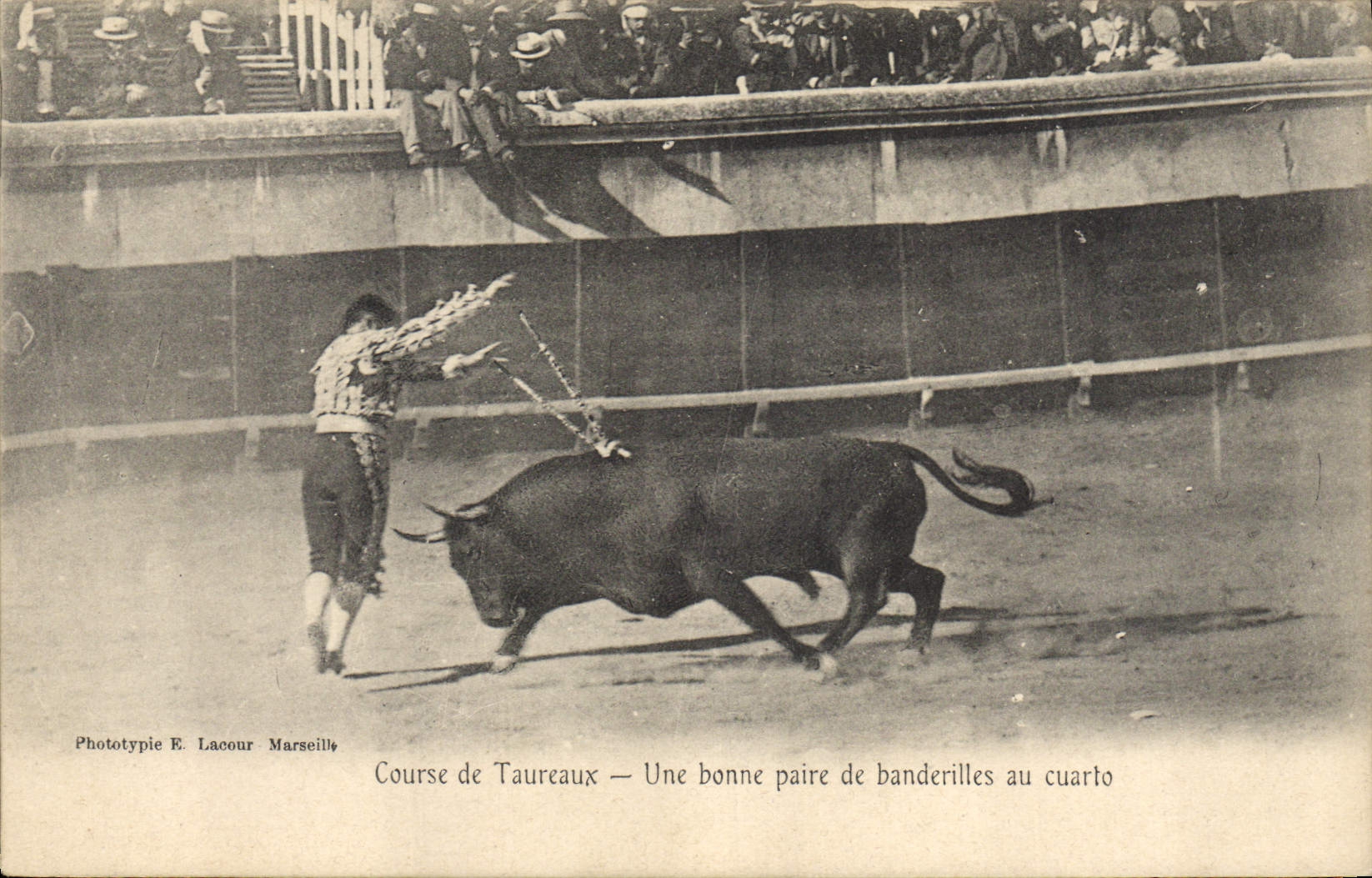 CPA Corrida Course de taureaux Une bonne paire de banderilles au cuarto