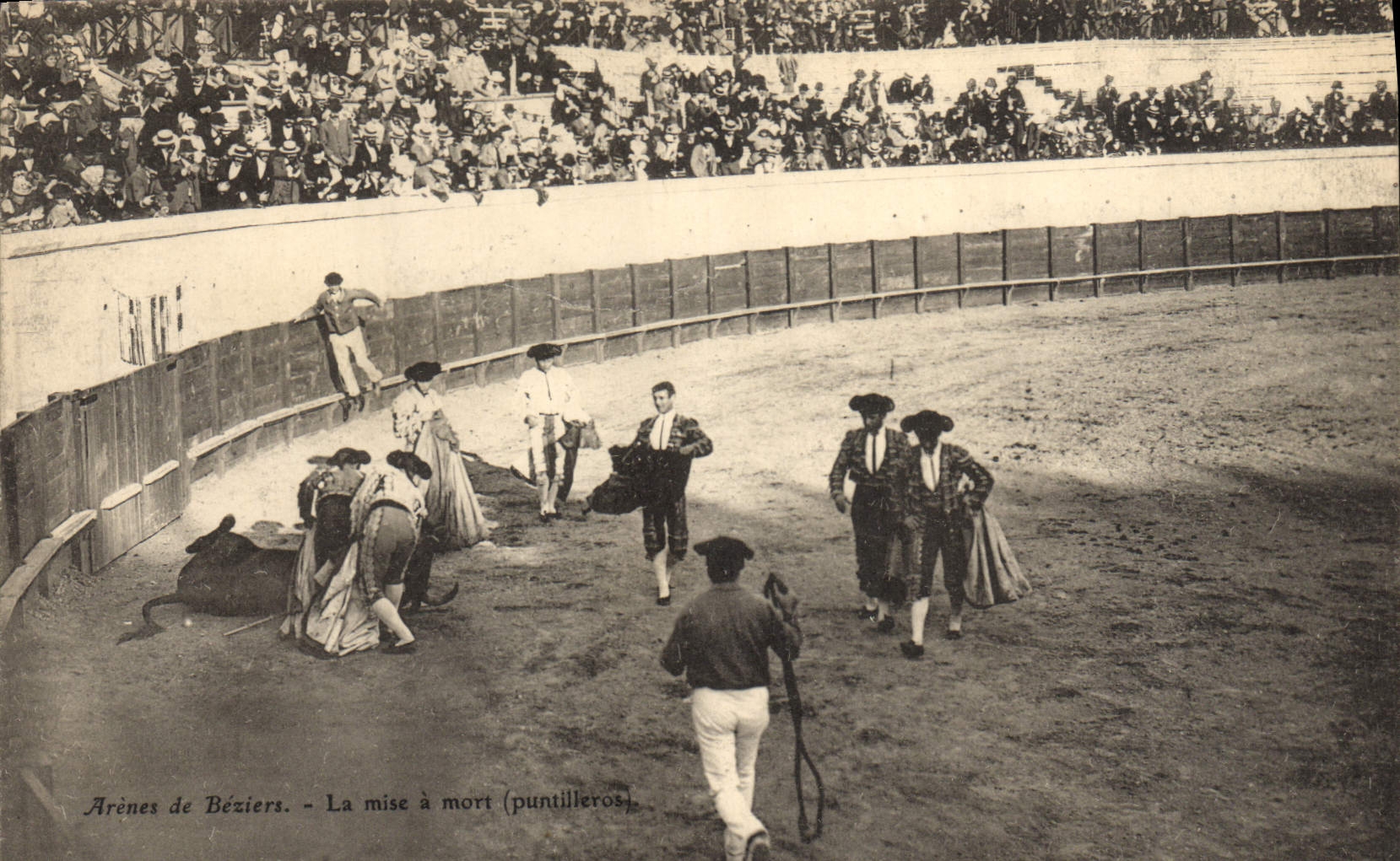 Postal Corrida Curso de toros Arenas de Beziers la puesta se murió Puntilleros