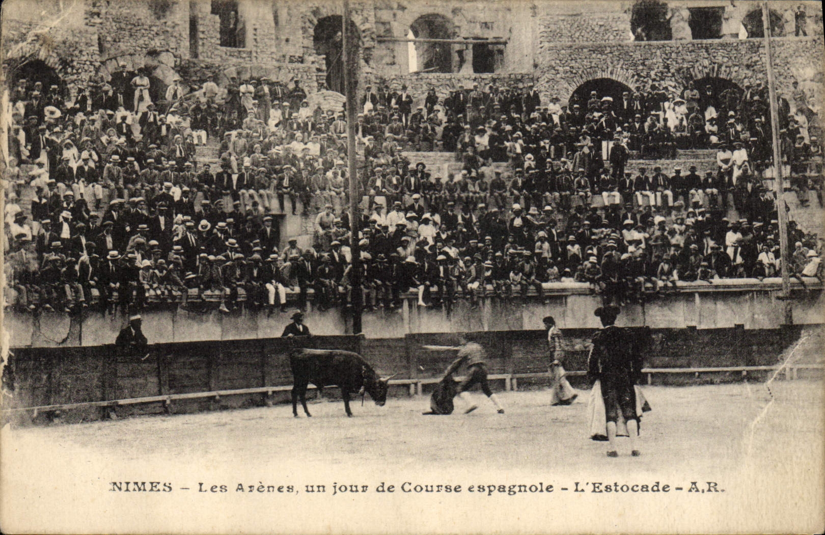 Postal Corrida Corrida de toros Nimes las arenas un día de curso español la estocada