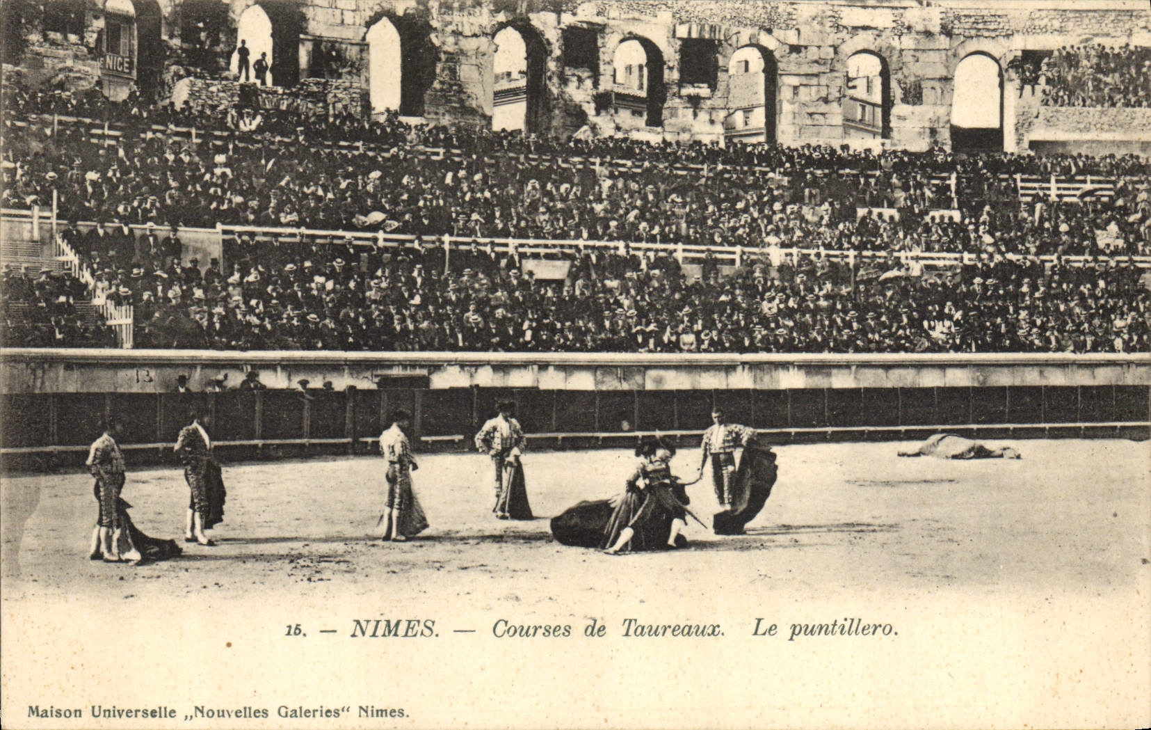 CPA Corrida Course de taureaux Nimes Le puntillero