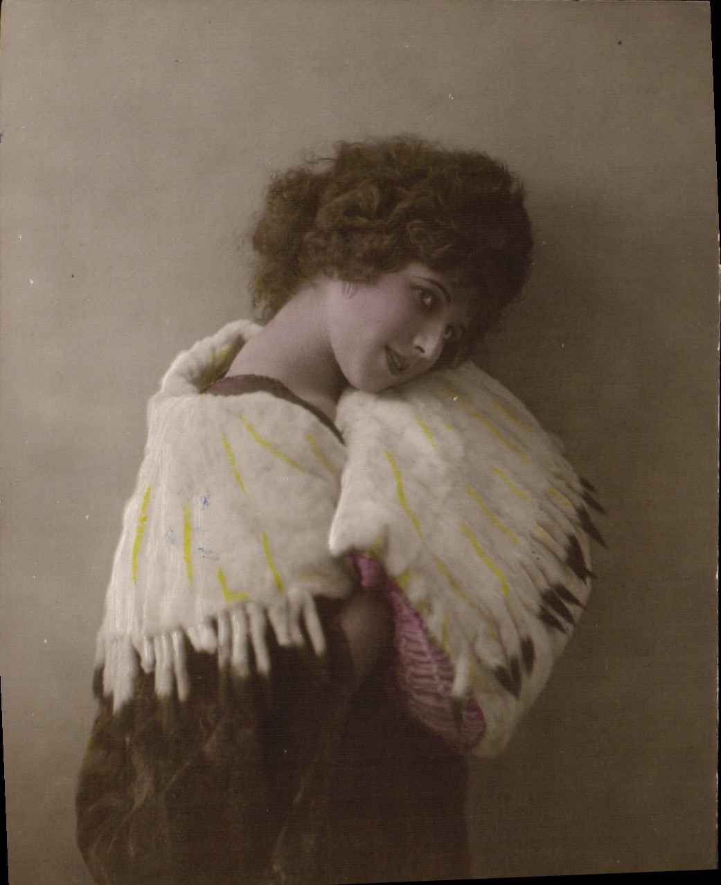 CPA Fantaisie Femme Fourrure 
