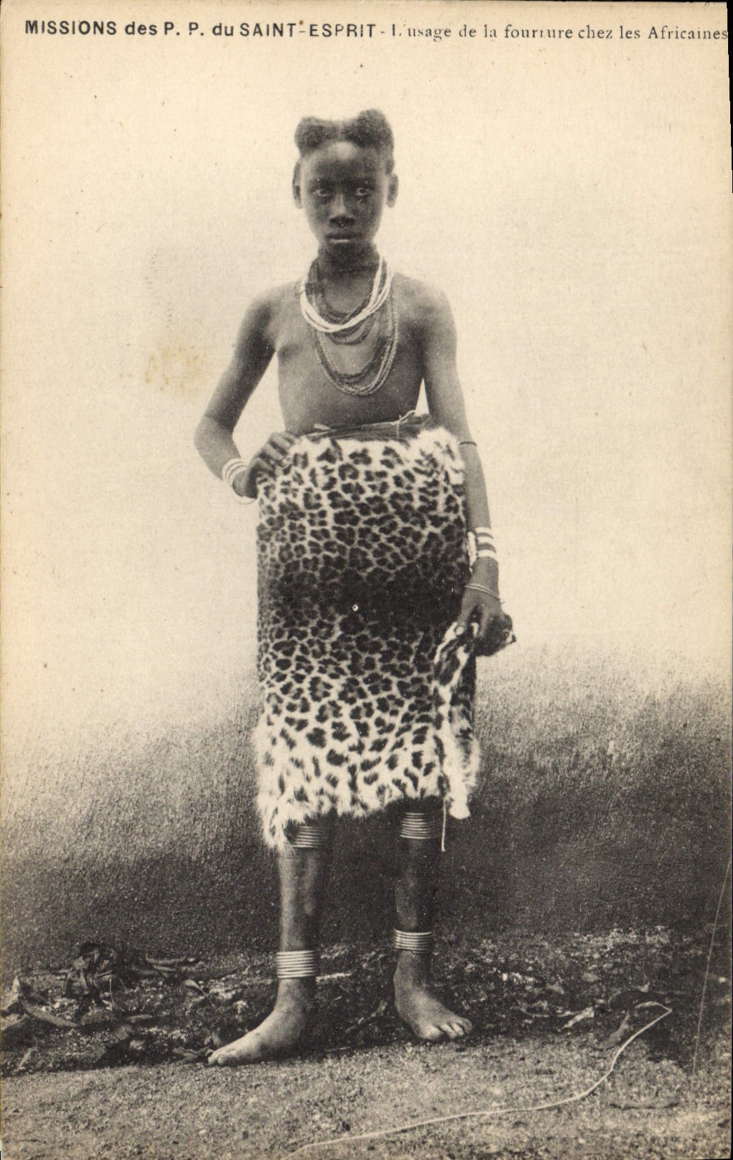 CPA Missions des PP du Saint Esprit L'usage de la fourrure chez les Africaines 