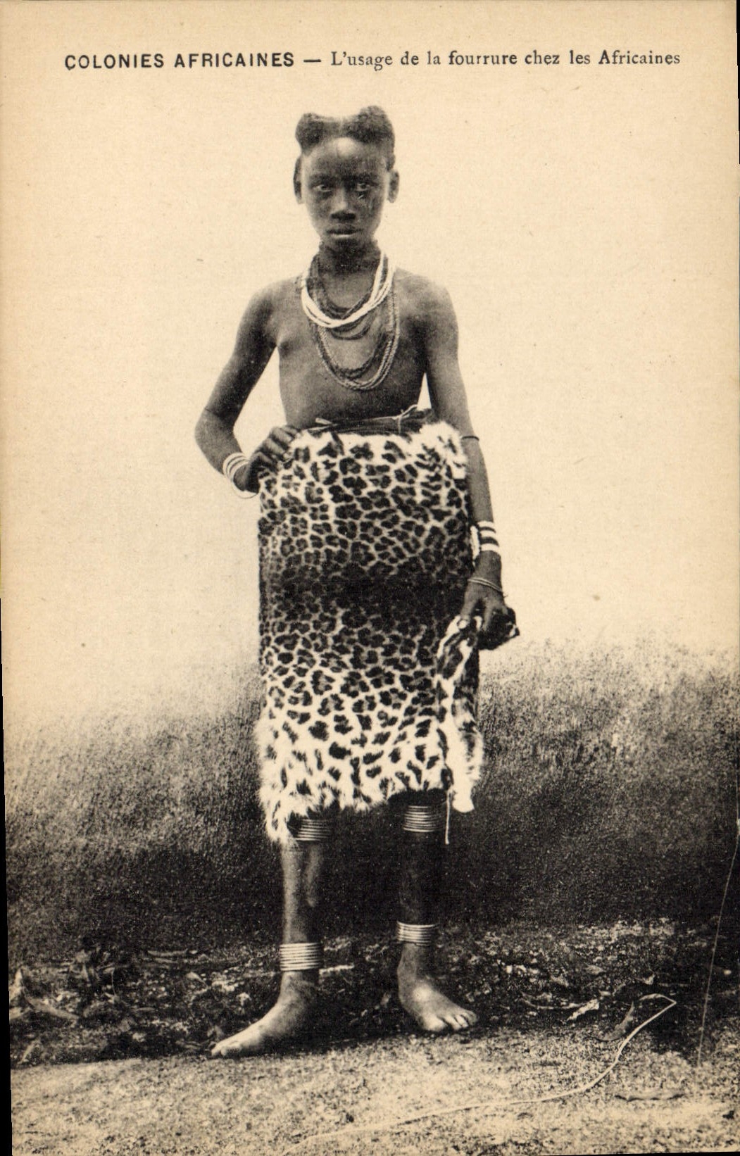 CPA Colonies Africaines L'usage de la fourrure chez les Africaines 