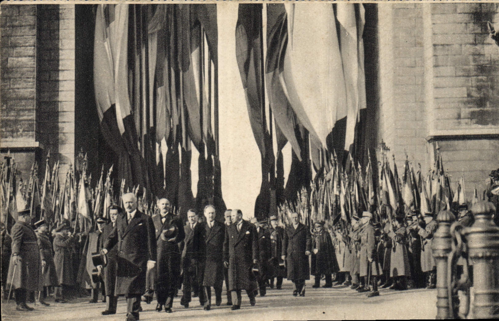 Vintage Postcard Homage of the President of the Republic and the members of the government to balanced tinconnu Militaria