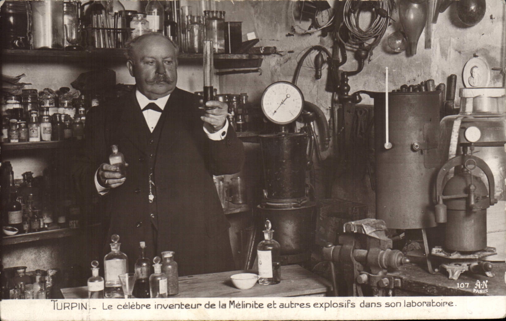 CPA Turpin Le celebre inventeur de la Melinite et autres explosifs dans son laboratoire