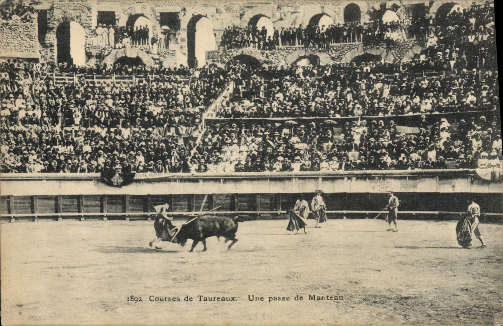 CPA Corrida Course de taureaux Une passe de manteau