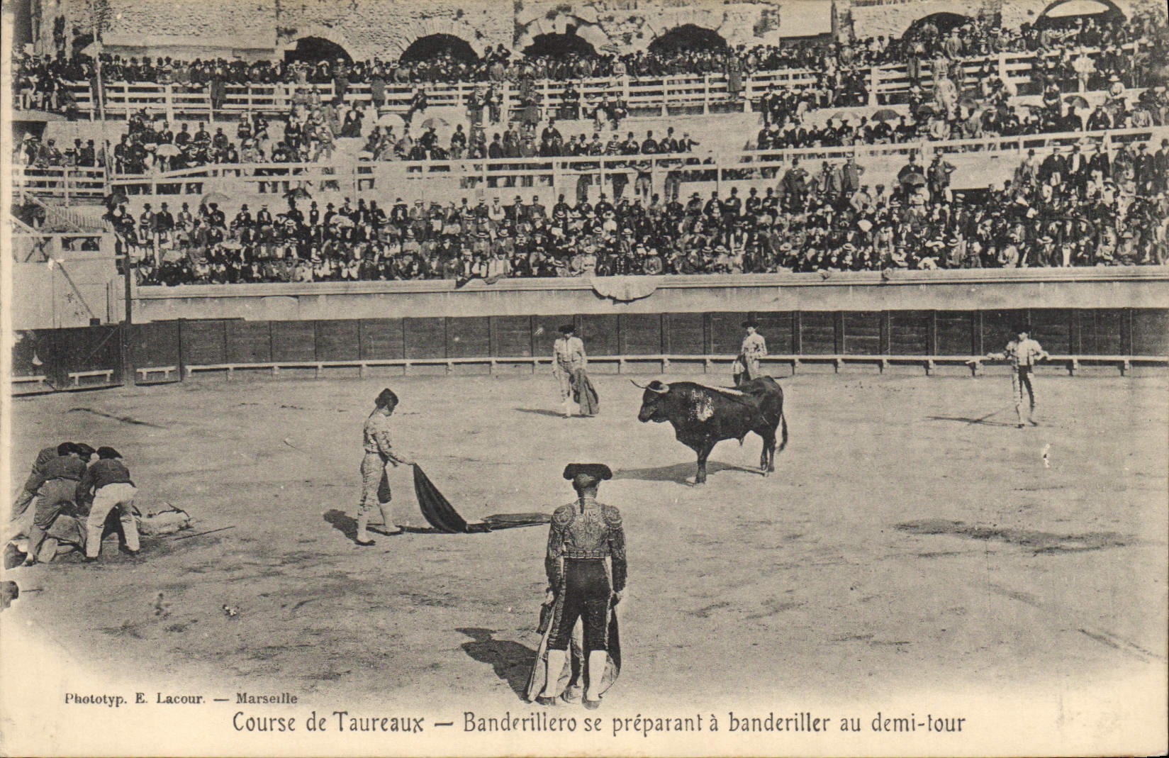 CPA Corrida Course de taureaux Banderillero se preparant a banderiller au demi tour 