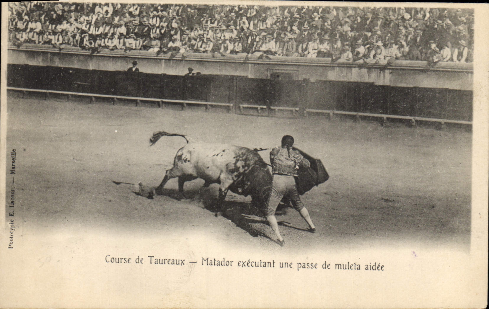 CPA Corrida Course de taureaux Matador executant une passe de muleta aidee