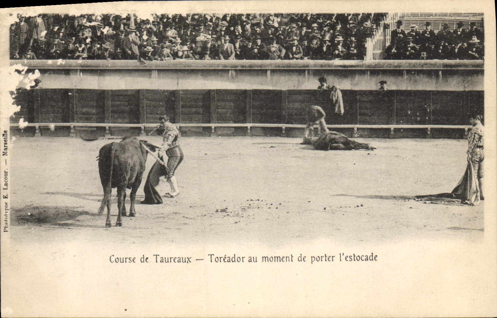 Postal Corrida Corrida de toros Torero en el momento de llevar la estocada