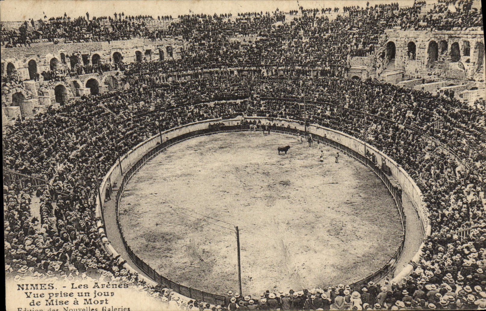 CPA Corrida Course de taureaux Nimes Les arenes Vue prise un jour de mise a mort 