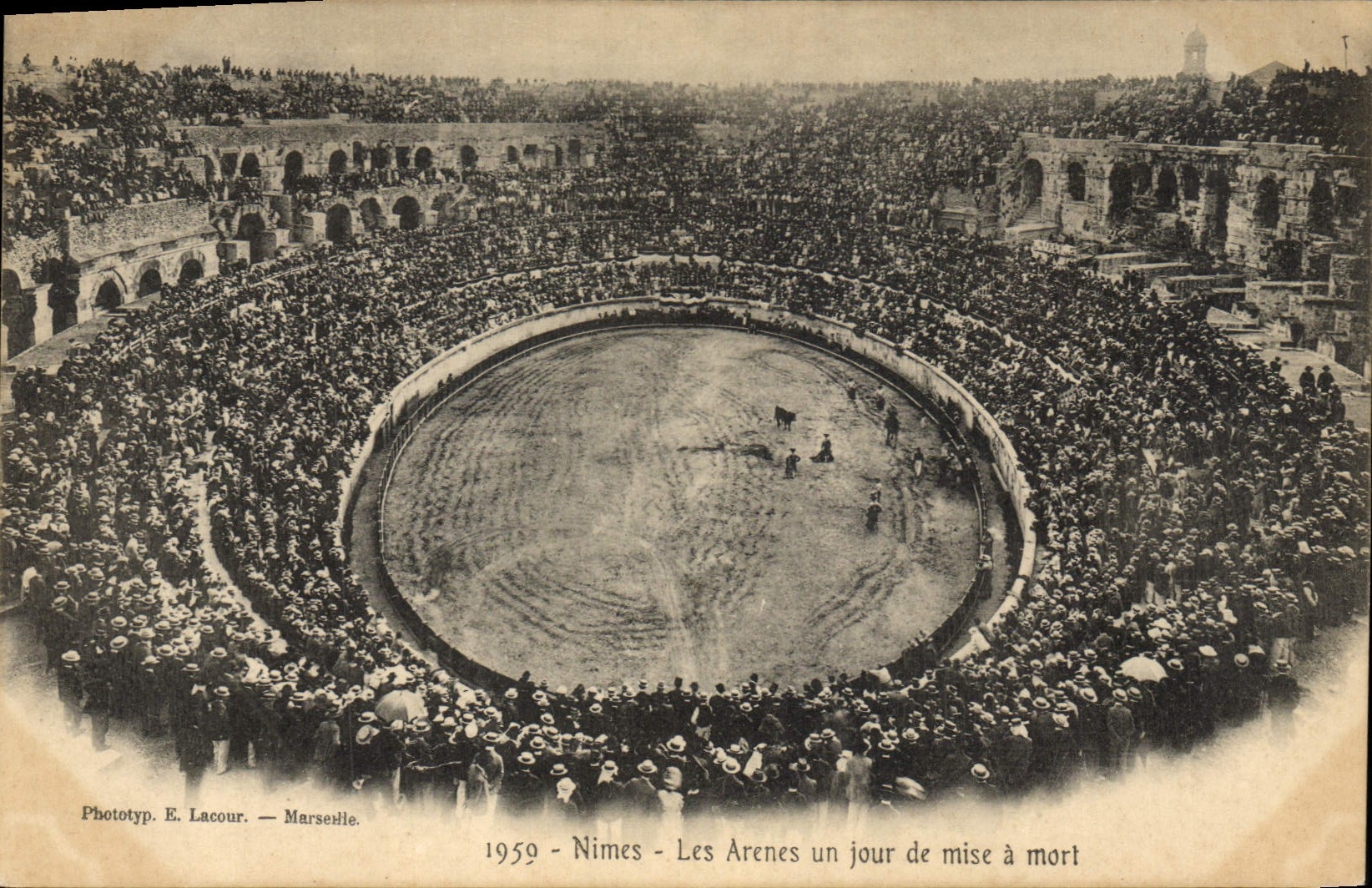 CPA Corrida Course de taureaux Nimes Les arenes un jour de mise a mort 