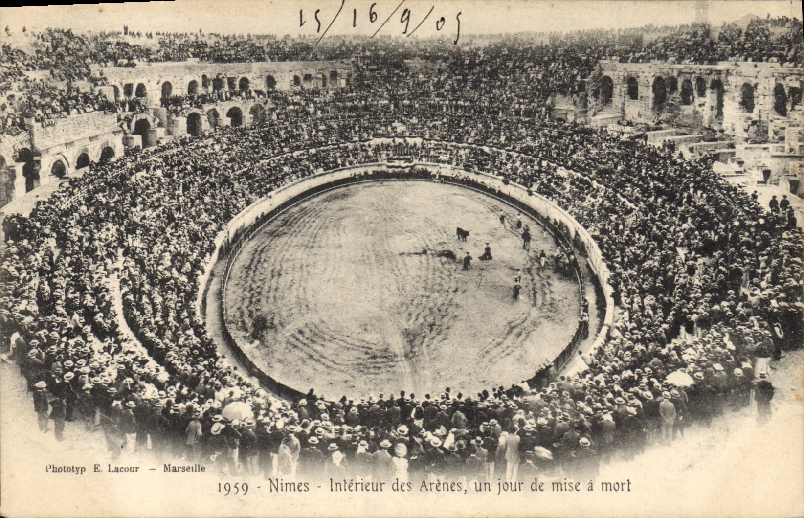 CPA Corrida Course de taureaux Nimes Les arenes un jour de mise a mort