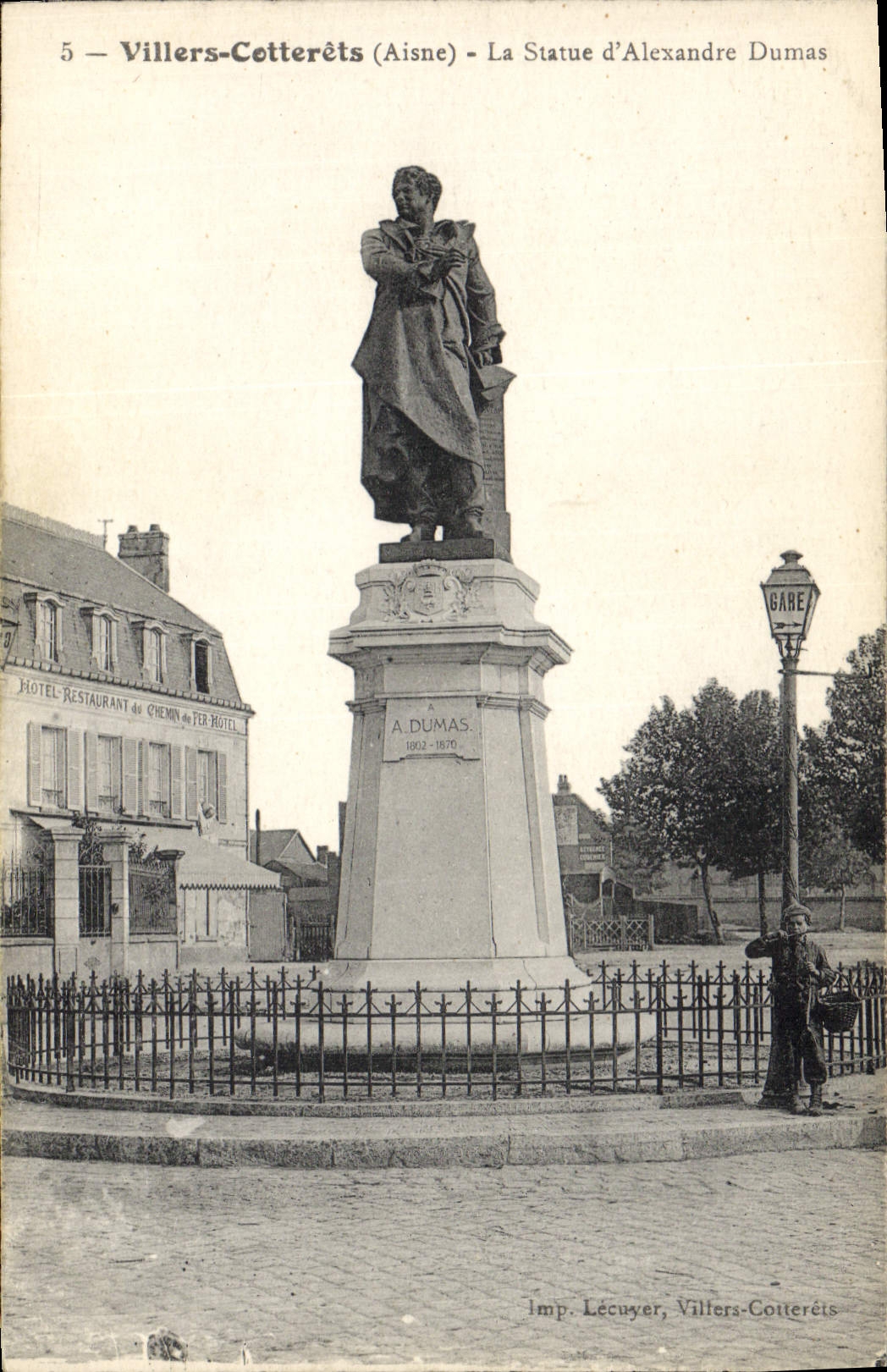 CPA Villers Cotterets La statue d'Alexandre Dumas