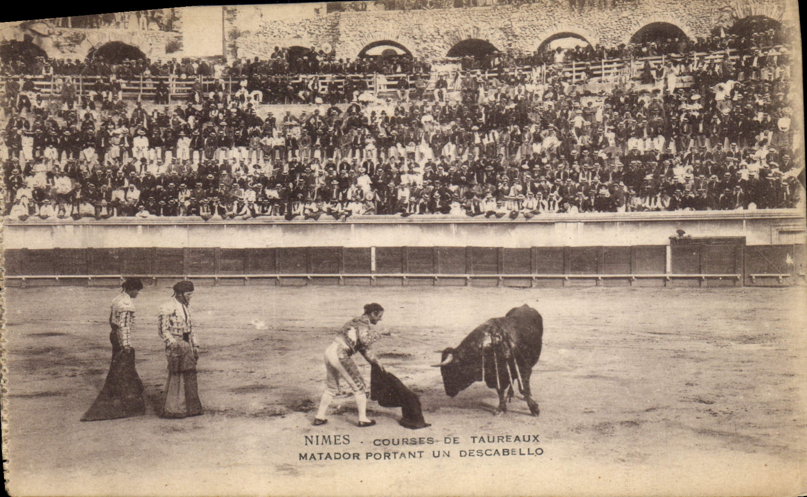 CPA Corrida Course de Taureaux Nimes Matador portant un descabello 