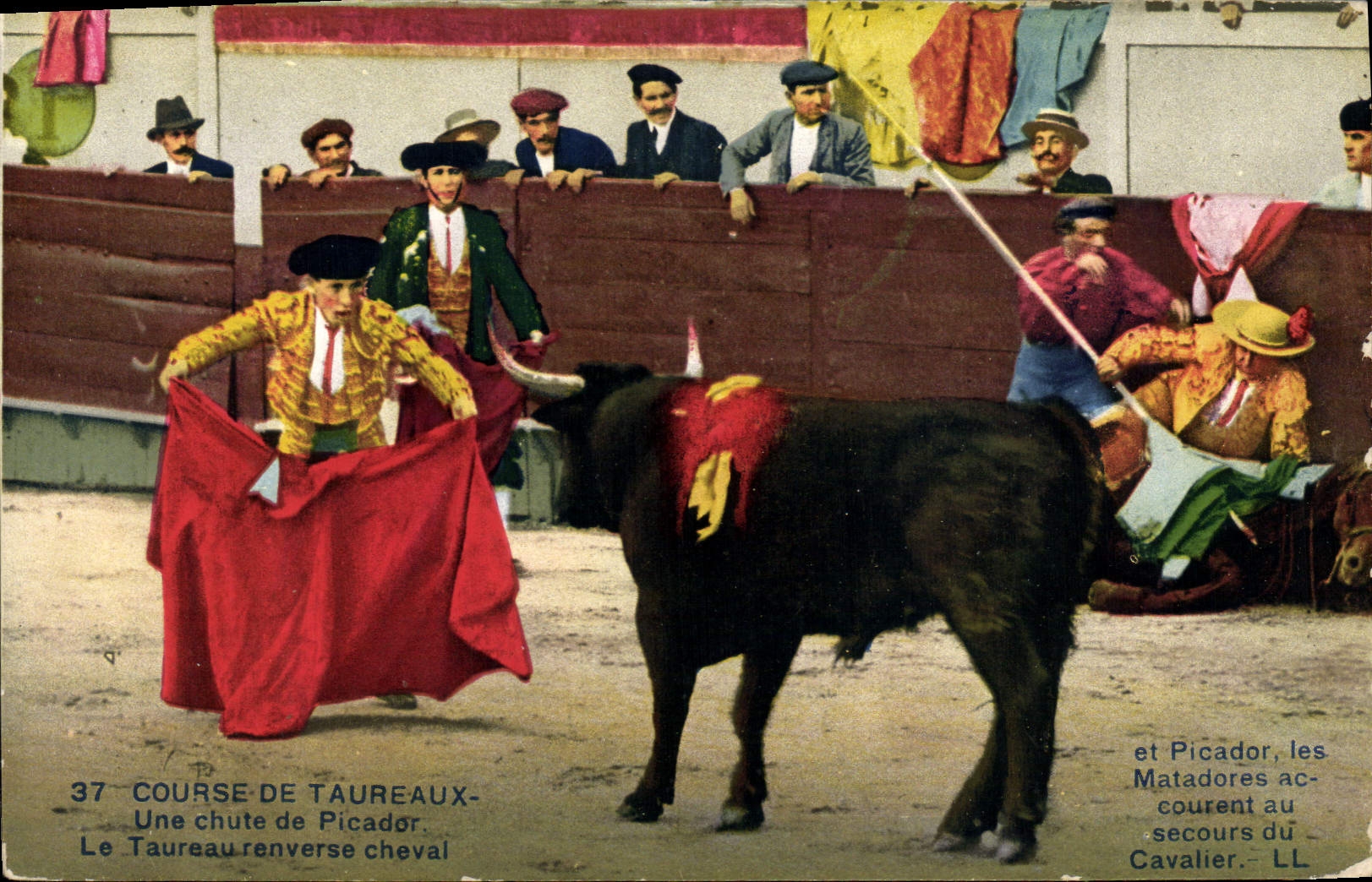 CPA Corrida Course de Taureaux Une chute du picador Le taureau renverse le cheval 