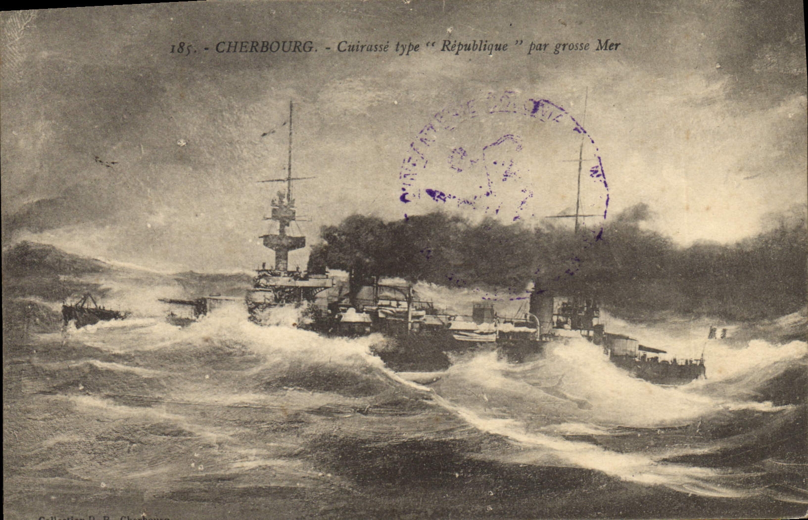 CPA Bateau de Guerre Cherbourg Cuirasse type Republique par grosse mer 