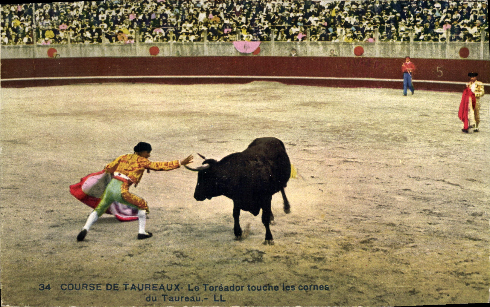 CPA Corrida Course de Taureaux Le toreador touche les cornes du taureau