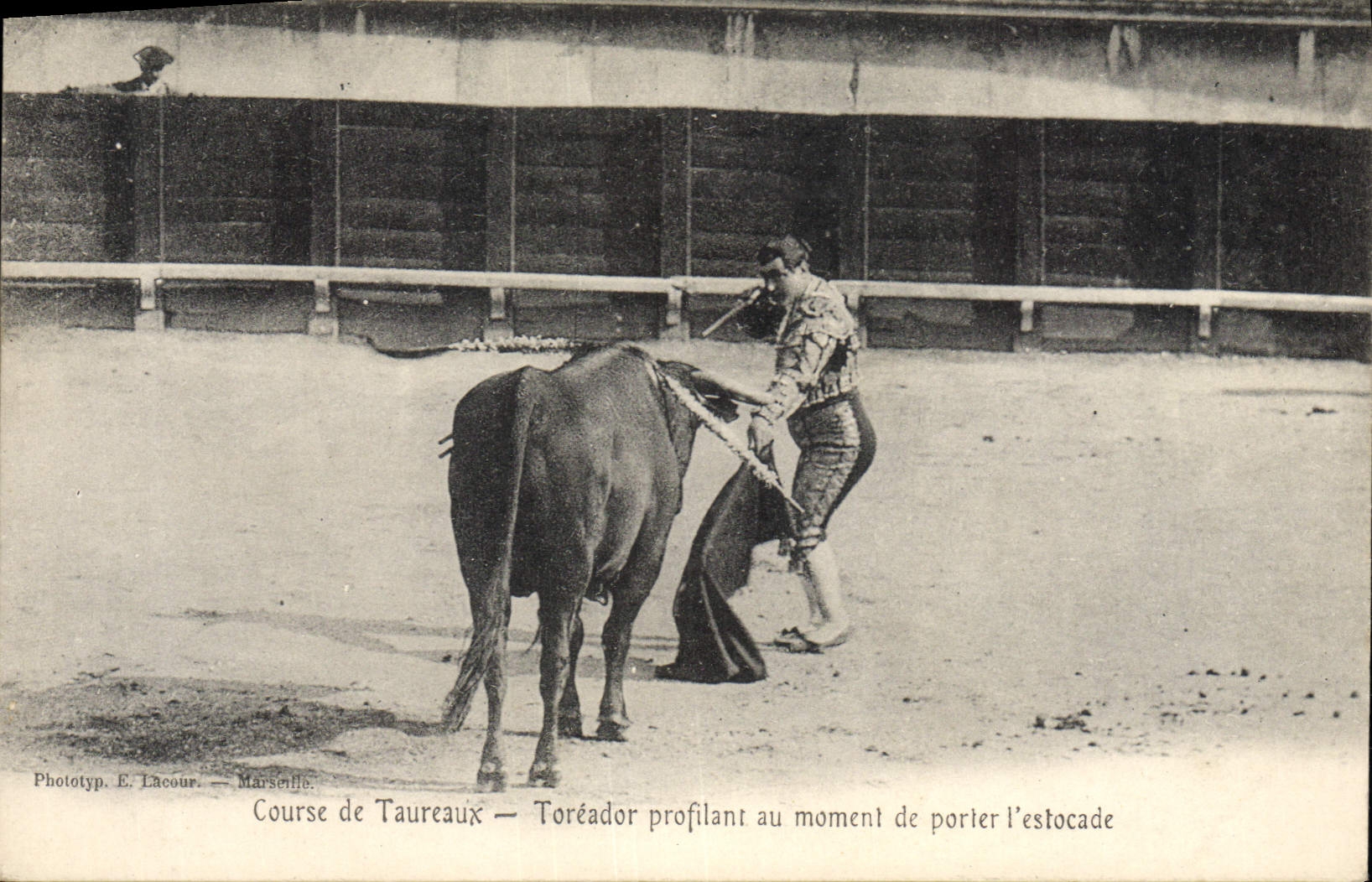 CPA Corrida Course de Taureaux Toreador profilant au moment de porter l'estocade