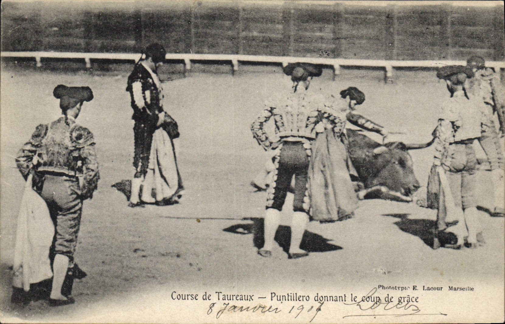 CPA Corrida Course de Taureaux Puntillero donnant le coup de grace