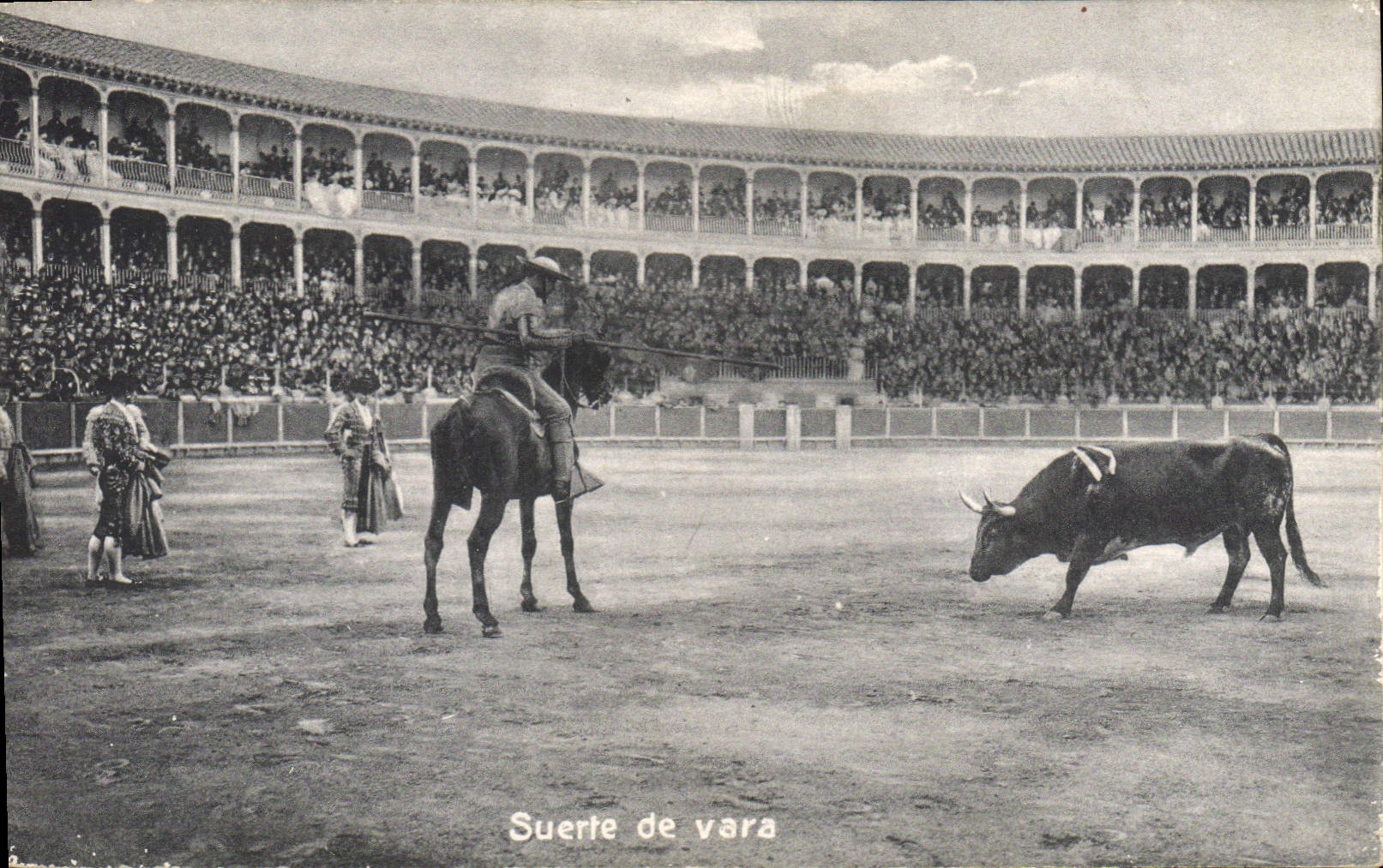 CPA Corrida Course de taureaux Suerte de vara 