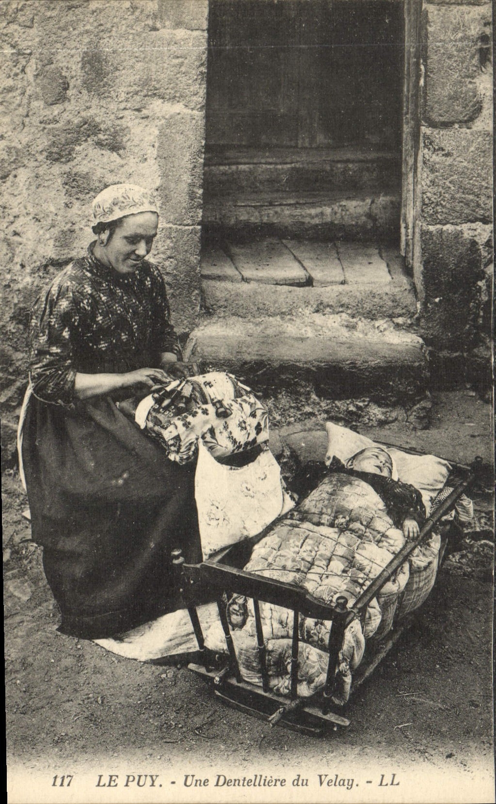 CPA Dentelle Une Dentelliere du Puy 