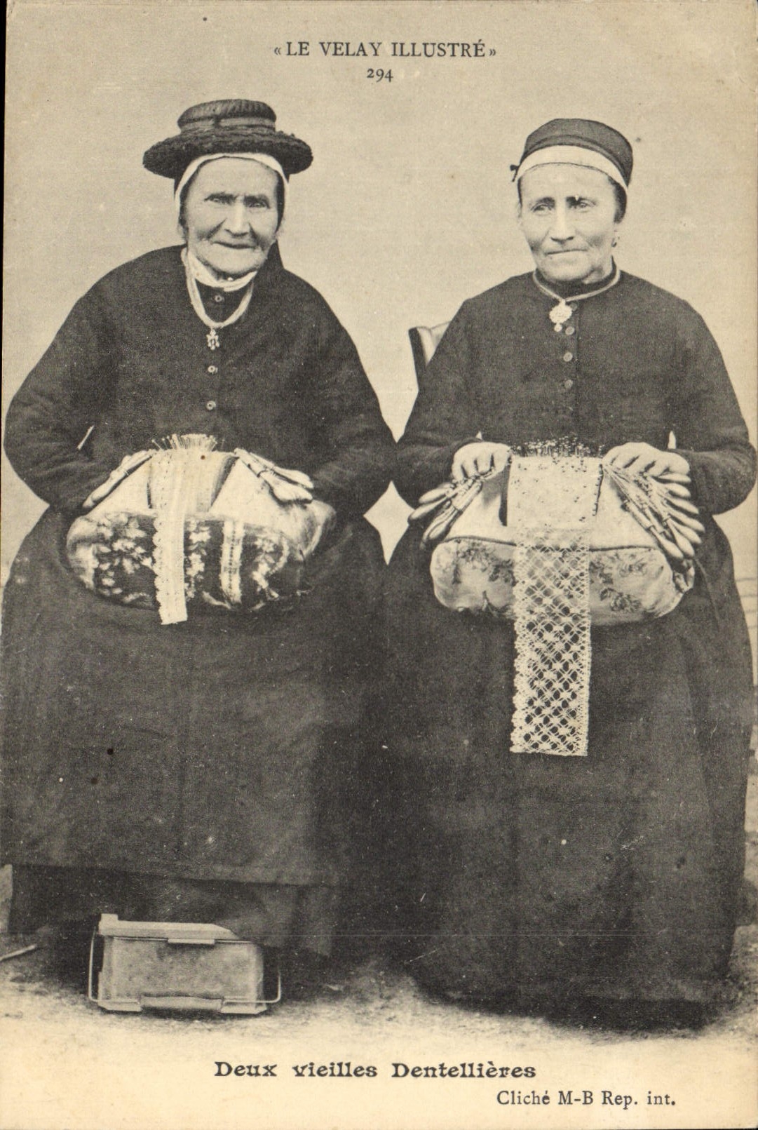 CPA Dentelle Dentelliere Le Velay Deux vieilles dentellieres