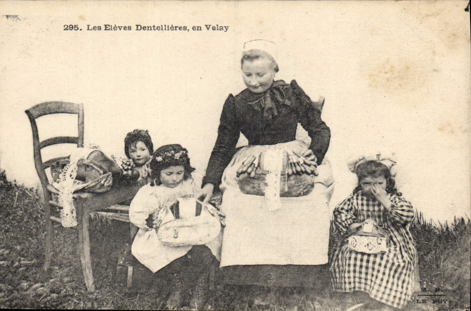 CPA Dentelle Dentelliere Les eleves dentellieres En Velay